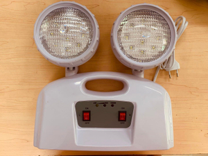 Notfall-Twin-Spot-LED-Licht mit wiederaufladbarem Akku